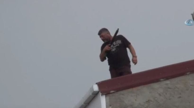 Τρόμος στην Κωνσταντινούπολη: Ένοπλος ανέβηκε σε ταράτσα και άνοιξε πυρ (βίντεο)